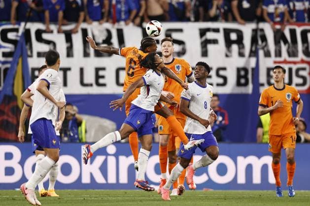 LEIPZIG - (l-r) Jules Kounde of France, Georginio Wijnaldum of Holland, Wout Weghorst of Holland, Aurelien Tchouameni of France during the UEFA EURO, EM, Europameisterschaft,Fussball 2024 group D match between the Netherlands and France at the Leipzig Stadium on June 21, 2024 in Leipzig, Germany. ANP MAURICE VAN STEEN UEFA EURO 2024 2024 xVIxANPxSportx xxANPxIVx 501710630 originalFilename: 501710630.jpg