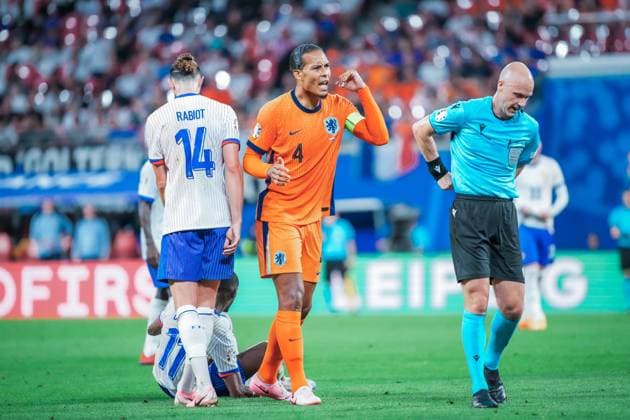 EURO 2024 - Matchday 2, Group D: The Netherlands vs. France Virgil van Dijk argues with referee Anthony Taylor during the EURO 2024 Matchday 2 Group D match between the Netherlands and France on 21 June 2024, at Red Bull Arena, in Leipzig, Germany Leipzig Red Bull Arena Germany Copyright: xAlexandraxFechetex 00116901