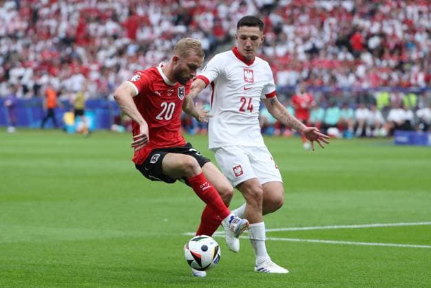 Konrad Laimer im Zweikampf mit Bartosz Slisz Fußball Fussball Europameisterschaft Euro 2024 EM Herren Saison 2023 2024 21.06.2024 Polen POL vs. Österreich AUT in Berlin DFL regulations prohibit any use of photographs as image sequences and or quasi-video.