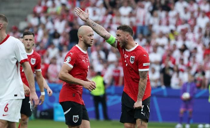 Gernot Trauner, Marko Arnautovic schimpfend, zeigend, gestikulierend Aktion Oberkörper Fußball Fussball Europameisterschaft Euro 2024 EM Herren Saison 2023 2024 21.06.2024 Polen POL vs. Österreich AUT in Berlin DFL regulations prohibit any use of photographs as image sequences and or quasi-video.