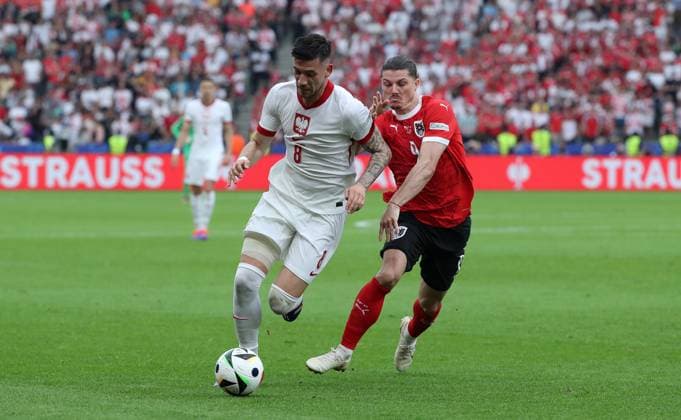 Jakub Moder im Zweikampf mit Marcel Sabitzer Fußball Fussball Europameisterschaft Euro 2024 EM Herren Saison 2023 2024 21.06.2024 Polen POL vs. Österreich AUT in Berlin DFL regulations prohibit any use of photographs as image sequences and or quasi-video.
