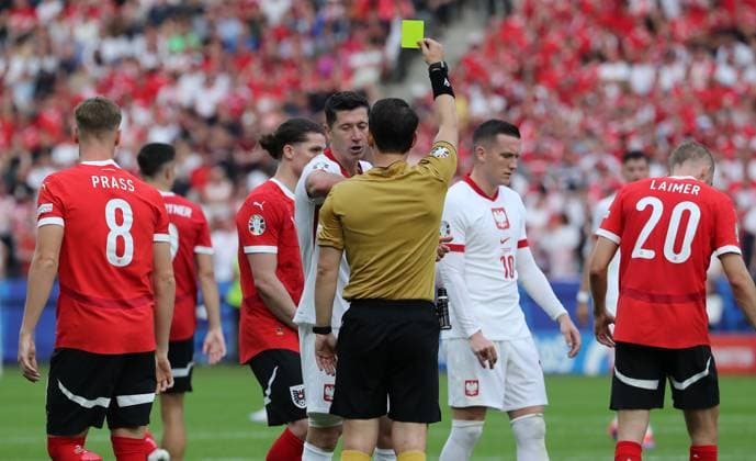 Schiedsrichter Umut Meler (TUR) gelbe Karte für Robert Lewandowski nach Foulspiel an Philipp Lienhart Fußball Fussball Europameisterschaft Euro 2024 EM Herren Saison 2023 2024 21.06.2024 Polen POL vs. Österreich AUT in Berlin DFL regulations prohibit any use of photographs as image sequences and or quasi-video.