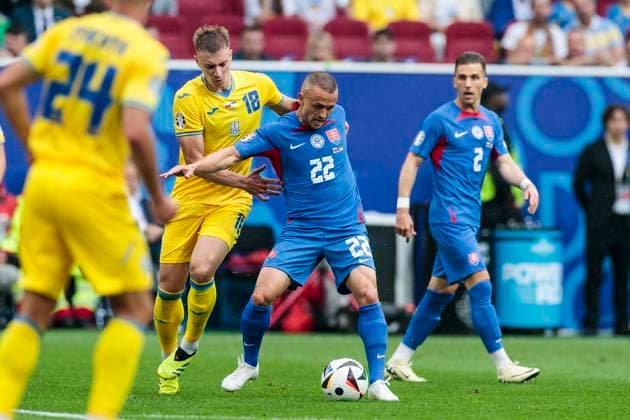 UEFA EURO, EM, Europameisterschaft,Fussball 2024: Slowakei - Ukraine; 21.06.2024 Stanislav Lobotka (Slowakei, 22), Volodymyr Brazhko (Ukraine, 18). UEFA EURO 2024: Slowakei - Ukraine; Arena Düsseldorf, Düsseldorf am 21.06.2024 Copyright: xBEAUTIFULxSPORTS Meuselx