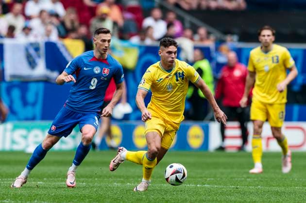 UEFA EURO, EM, Europameisterschaft,Fussball 2024: Slowakei - Ukraine; 21.06.2024 Georgiy Sudakov (Ukraine, 14), Robert Bozenik (Slowakei, 9). UEFA EURO 2024: Slowakei - Ukraine; Arena Düsseldorf, Düsseldorf am 21.06.2024 Copyright: xBEAUTIFULxSPORTS Meuselx