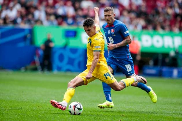 UEFA EURO, EM, Europameisterschaft,Fussball 2024: Slowakei - Ukraine; 21.06.2024 Georgiy Sudakov (Ukraine, 14), Juraj Kucka (Slowakei, 19). UEFA EURO 2024: Slowakei - Ukraine; Arena Düsseldorf, Düsseldorf am 21.06.2024 Copyright: xBEAUTIFULxSPORTS Meuselx