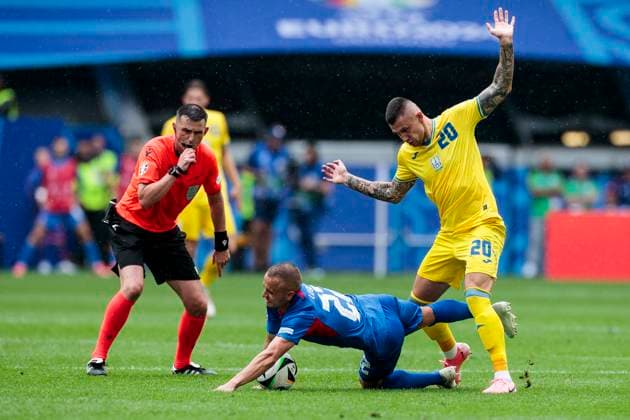 UEFA EURO, EM, Europameisterschaft,Fussball 2024: Slowakei - Ukraine; 21.06.2024 Oleksandr Zubkov (Ukraine, 20) foult Stanislav Lobotka (Slowakei, 22). UEFA EURO 2024: Slowakei - Ukraine; Arena Düsseldorf, Düsseldorf am 21.06.2024 Copyright: xBEAUTIFULxSPORTS Meuselx