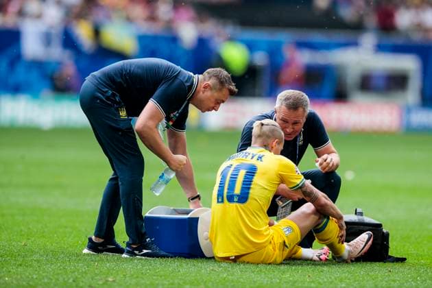 UEFA EURO, EM, Europameisterschaft,Fussball 2024: Slowakei - Ukraine; 21.06.2024 Mykhailo Mudryk (Ukraine, 10) muss behandelt werden. UEFA EURO 2024: Slowakei - Ukraine; Arena Düsseldorf, Düsseldorf am 21.06.2024 Copyright: xBEAUTIFULxSPORTS Meuselx