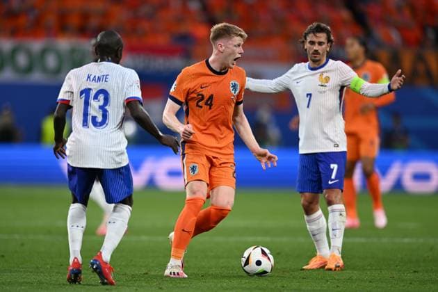 N Golo Kante (France) Jerdy Schouten (Netherlands)Antoine Griezmann (France) during the UEFA EURO, EM, Europameisterschaft,Fussball Germany 2024 match between Netherlands 0-0 France at Leipzig Stadium on June 21, 2024 in Leipzig, Germany. Noxthirdxpartyxsales  (257225272)