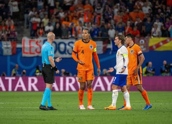 Fussball, Herren, Saison 2023 24, UEFA EURO, EM, Europameisterschaft,Fussball 2024, Gruppe D (2. Spieltag) in Leipzig, Niederlande - Frankreich, v. l. Schiedsrichter Anthony Taylor (ENG), Virgil van Dijk (Niederlande), Antoine Griezmann (Frankreich), Tijjani Reijnders (Niederlande) beim Videobeweis nach dem Tor zum 1:0 für NED, der Treffer wurde aberkannt, 21.06. 2024, Copyright: xMatthiasxKochx