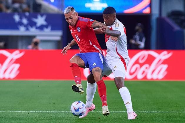 RECORD DATE NOT STATED Copa America USA 2024 Peru vs Chile Eduardo Vargas (L) of Chile fights for the ball with (R) of Peru during the game between Peru and Chile as part of the CONMEBOL Copa America USA 2024 group A, at AT-T Stadium, on June 21, 2024 in Arlington, Texas, United States. ARLINGTON TEXAS UNITED STATES  Copyright: xJONATHANxDUENASx 20240621192317_CA_GA_2024_PER_CHI_VARGAS99