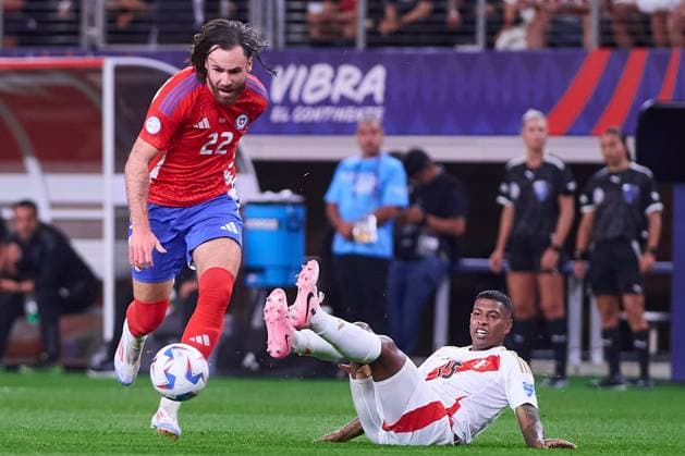 _CA_GA_2024_PER_CHI_ during the game between Peru and Chile as part of the CONMEBOL Copa America USA 2024 group A, at AT-T Stadium, on June 21, 2024 in Arlington, Texas, United States. ARLINGTON TEXAS UNITED STATES  Copyright: xJONATHANxDUENASx 20240621204445_CA_GA_2024_PER_CHI_214