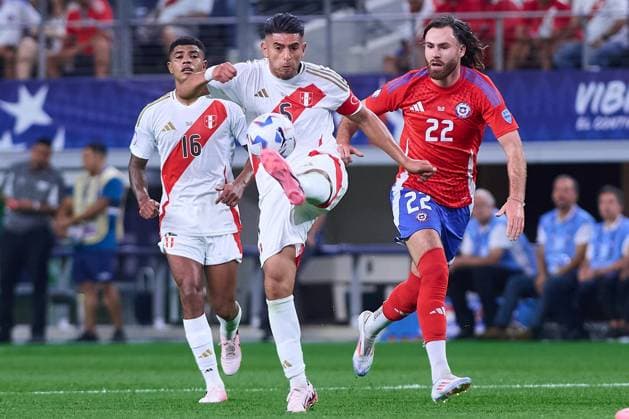 RECORD DATE NOT STATED Copa America USA 2024 Peru vs Chile Carlos Zambrano (L) of Peru fights for the ball with Bren Drereton (R) of Chile during the game between Peru and Chile as part of the CONMEBOL Copa America USA 2024 group A, at AT-T Stadium, on June 21, 2024 in Arlington, Texas, United States. ARLINGTON TEXAS UNITED STATES  Copyright: xJONATHANxDUENASx 20240621204214_CA_GA_2024_PER_CHI_ZAMBRANO207