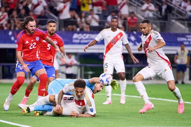 RECORD DATE NOT STATED Copa America USA 2024 Peru vs Chile Claudio Bravo of Chile and Alexander Callens of Peru during the game between Peru and Chile as part of the CONMEBOL Copa America USA 2024 group A, at AT-T Stadium, on June 21, 2024 in Arlington, Texas, United States. ARLINGTON TEXAS UNITED STATES  Copyright: xJosexLuisxMelgarejox 20240621205704_CA_GA_2024_PER_CHI_CALLENS229