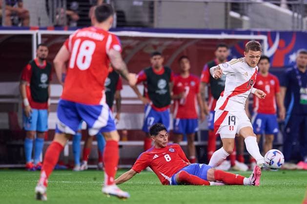 RECORD DATE NOT STATED Copa America USA 2024 Peru vs Chile Dario Osorio (L) of Chile fights for the ball with Oliver SOnne (R) of Peru during the game between Peru and Chile as part of the CONMEBOL Copa America USA 2024 group A, at AT-T Stadium, on June 21, 2024 in Arlington, Texas, United States. ARLINGTON TEXAS UNITED STATES  Copyright: xJosexLuisxMelgarejox 20240621211045_CA_GA_2024_PER_CHI_SONNE264