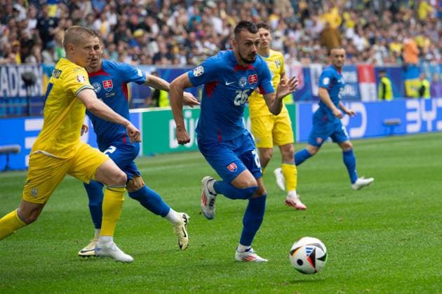 Ivan SCHRANZ (SVK) gegen Zinchenko Oleksandr ZINCHENKO (UKR), Aktion, Zweikampf, Gruppenphase Gruppe E Slowakei (SVK) - Ukraine (UKR) 1:2 am 21.06.2024 Arena Duesseldorf, Duesseldorf Arena, Fussball UEFA EURO, EM, Europameisterschaft,Fussball 2024 GERMANY vom 14.06.2024 - 14.07.2024. Â