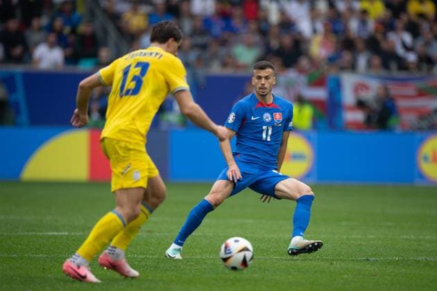 Zabarnyi Illya ZABARNYI (UKR) gegen Lukas HARASLIN (SVK) Gruppenphase Gruppe E Slowakei (SVK) - Ukraine (UKR) 1:2 am 21.06.2024 Arena Duesseldorf, Duesseldorf Arena, Fussball UEFA EURO, EM, Europameisterschaft,Fussball 2024 GERMANY vom 14.06.2024 - 14.07.2024. Â
