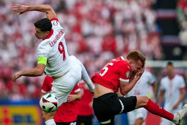 Robert Lewandowski (Polen Nationalmannschaft Euro 2024, 09), Philipp Lienhart (Oesterreich Nationalmannschaft Euro 2024, 15) Kopfball, GER, UEFA EURO, EM, Europameisterschaft,Fussball 2024, Fussball Herren, UEFA EM 2024 Matchtag 2, Gruppe D, Polen vs. Oesterrech, Poland vs. Austria, 21.06.2024. GER, UEFA Euro 2024, Fussball Herren, UEFA EM 2024 Matchtag 2, Gruppe D, Polen vs. Oesterrech, Poland vs. Austria, 21.06.2024. Berlin Copyright: xEibner-Pressefotox xClaudiusxRauchx EP_CRH