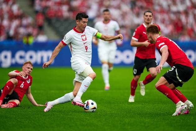 Robert Lewandowski (Polen Nationalmannschaft Euro 2024, 09), Nicolas Seiwald (Oesterreich Nationalmannschaft Euro 2024, 06), GER, UEFA EURO, EM, Europameisterschaft,Fussball 2024, Fussball Herren, UEFA EM 2024 Matchtag 2, Gruppe D, Polen vs. Oesterrech, Poland vs. Austria, 21.06.2024. GER, UEFA Euro 2024, Fussball Herren, UEFA EM 2024 Matchtag 2, Gruppe D, Polen vs. Oesterrech, Poland vs. Austria, 21.06.2024. Berlin Copyright: xEibner-Pressefotox xClaudiusxRauchx EP_CRH