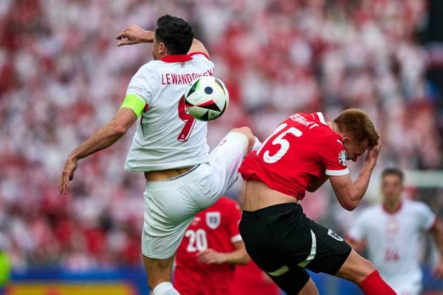 Robert Lewandowski (Polen Nationalmannschaft Euro 2024, 09), Philipp Lienhart (Oesterreich Nationalmannschaft Euro 2024, 15) Kopfball, GER, UEFA EURO, EM, Europameisterschaft,Fussball 2024, Fussball Herren, UEFA EM 2024 Matchtag 2, Gruppe D, Polen vs. Oesterrech, Poland vs. Austria, 21.06.2024. GER, UEFA Euro 2024, Fussball Herren, UEFA EM 2024 Matchtag 2, Gruppe D, Polen vs. Oesterrech, Poland vs. Austria, 21.06.2024. Berlin Copyright: xEibner-Pressefotox xClaudiusxRauchx EP_CRH