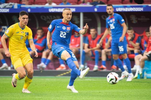 Stanislav LOBOTKA (SVK) gegen Sudakov Heorhiy SUDAKOV (UKR), Aktion, Zweikampf, Gruppenphase Gruppe E Slowakei (SVK) - Ukraine (UKR) 1:2 am 21.06.2024 Arena Duesseldorf, Duesseldorf Arena, Fussball UEFA EURO, EM, Europameisterschaft,Fussball 2024 GERMANY vom 14.06.2024 - 14.07.2024. Â