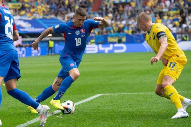 Juraj KUCKA (SVK) gegen Zinchenko Oleksandr ZINCHENKO (UKR), Aktion, Zweikampf, Gruppenphase Gruppe E Slowakei (SVK) - Ukraine (UKR) 1:2 am 21.06.2024 Arena Duesseldorf, Duesseldorf Arena, Fussball UEFA EURO, EM, Europameisterschaft,Fussball 2024 GERMANY vom 14.06.2024 - 14.07.2024. Â