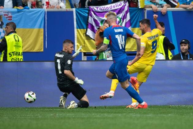 Yaremchuk Roman YAREMCHUK (UKR) schiesst das Tor zum 1:2, gegen Torwart Martin DUBRAVKA (SVK) Gruppenphase Gruppe E Slowakei (SVK) - Ukraine (UKR) 1:2 am 21.06.2024 Arena Duesseldorf, Duesseldorf Arena, Fussball UEFA EURO, EM, Europameisterschaft,Fussball 2024 GERMANY vom 14.06.2024 - 14.07.2024. Â