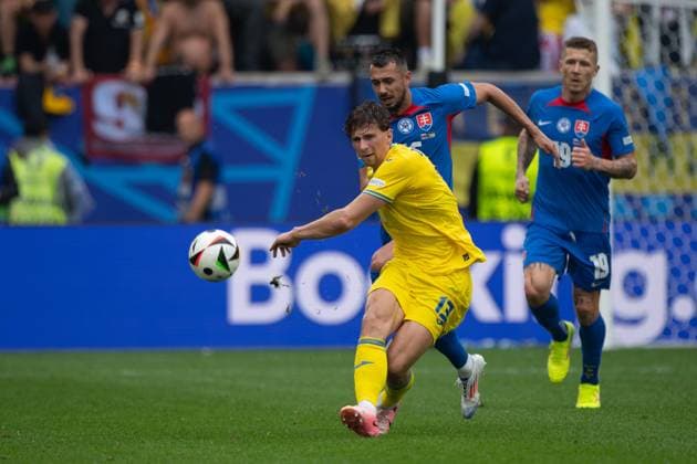 Zabarnyi Illya ZABARNYI (UKR) gegen Ivan SCHRANZ (SVK), Aktion, Zweikampf, Gruppenphase Gruppe E Slowakei (SVK) - Ukraine (UKR) 1:2 am 21.06.2024 Arena Duesseldorf, Duesseldorf Arena, Fussball UEFA EURO, EM, Europameisterschaft,Fussball 2024 GERMANY vom 14.06.2024 - 14.07.2024. Â