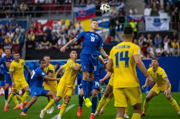 Slovakia v Ukraine: Group E - UEFA EURO, EM, Europameisterschaft,Fussball 2024 Juraj Kucka of Slovakia is jumping for the ball during the UEFA EURO 2024 group stage match between Slovakia and Ukraine at DÂ¸sseldorf Arena on June 21, 2024 in Dusseldorf, Germany. Duesseldorf Germany  Copyright: xHeshamxElsherifx originalFilename:elsherif-notitle240621_npMKP.jpg