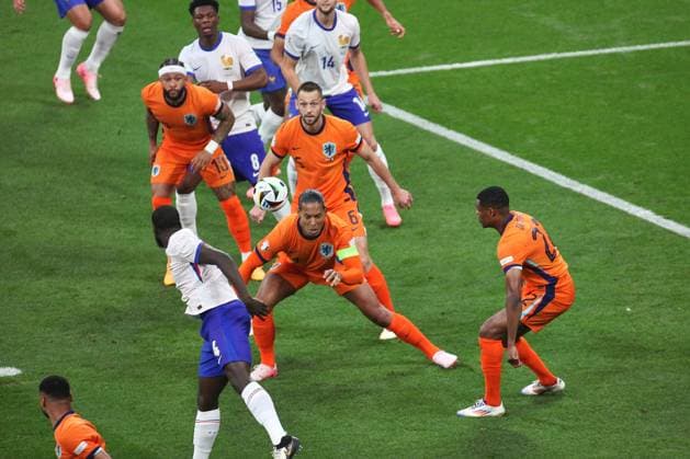 Leipzig, Sachsen, Deutschland, 21.06.2024: Red Bull Arena: Fußball-EM 2024, Gruppe D, Niederlande - Frankreich: Bei einem hohen Ball in den Strafraum klärt Virgil van Dijk (4, Niederlande) per Kopf Copyright: xdtsxNachrichtenagenturx dts_41207