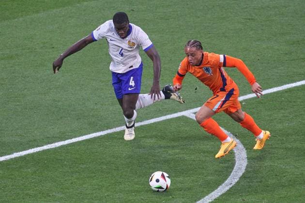Leipzig, Sachsen, Deutschland, 21.06.2024: Red Bull Arena: Fußball-EM 2024, Gruppe D, Niederlande - Frankreich: Dayot Upamecano (4, Frankreich) und Xavi Simons (7, Niederlande) Copyright: xdtsxNachrichtenagenturx dts_41203