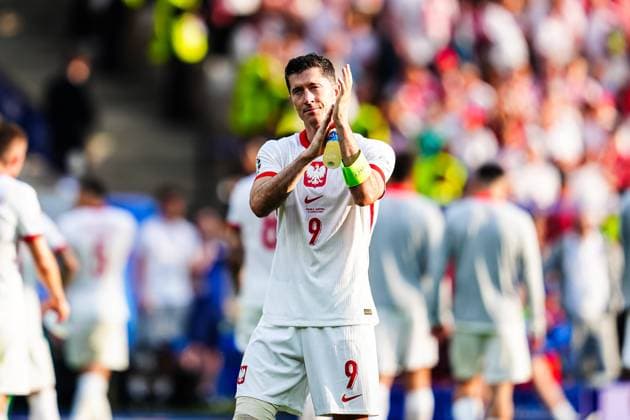 Robert Lewandowski (Polen, 09) bedankt sich bei den Fans GER, Polen vs. Oesterreich, Fussball Europameisterschaft, UEFA EURO, EM, Europameisterschaft,Fussball 2024, Spieltag 2, 21.06.2024 GER, Polen vs. Oesterreich, Fussball Europameisterschaft, UEFA Euro 2024, Spieltag 2, 21.06.2024 Berlin Copyright: xEibner-Pressefoto MarcelxvonxFehrnx EP_MFN