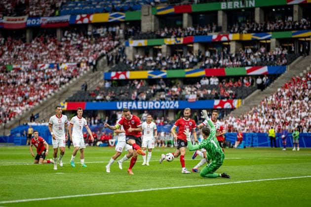 Fussball Berlin 21.06.2024 UEFA EURO, EM, Europameisterschaft,Fussball 2024 Europameisterschaft Vorrunde Polen (POL) - Österreich (AUT) Marko Arnautovic (Österreich, No.07) Wojciech Szczesny (Polen, TW, No.01)