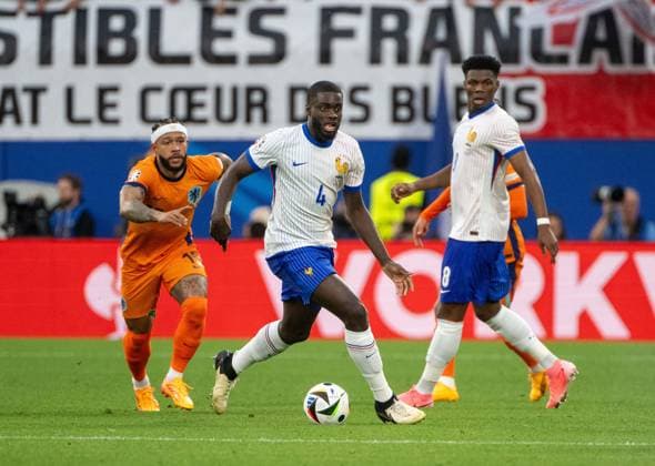 Fussball, Herren, Saison 2023 24, UEFA EURO, EM, Europameisterschaft,Fussball 2024, Gruppe D (2. Spieltag) in Leipzig, Niederlande - Frankreich, (0:0), v. l. Memphis Depay (Niederlande), Raphael Varane (Frankreich), Aurelien Tchouameni (Frankreich), 21.06. 2024, Copyright: xMatthiasxKochx