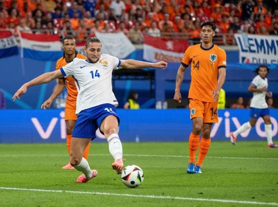 Fussball, Herren, Saison 2023 24, UEFA EURO, EM, Europameisterschaft,Fussball 2024, Gruppe D (2. Spieltag) in Leipzig, Niederlande - Frankreich (0:0), v. l. Adrien Rabiot (Frankreich), Tijjani Reijnders (Niederlande), 21.06. 2024, Copyright: xMatthiasxKochx