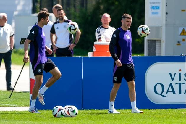 Thomas Mueller (Deutschland , 13) und Pascal Groß (Deutschland , 05) am Ball, GER, EURO 2024, Abschlusstraining Deutschland, vor Schweiz vs Deutschland, Fussball Europameisterschaft, Herzogenaurach, 22.06.2024 GER, EURO 2024, Abschlusstraining Deutschland, vor Schweiz vs Deutschland, Fussball Europameisterschaft, Herzogenaurach, 22.06.2024 Herzogenaurach Copyright: xEibner-Pressefoto FlorianxWieganx EP_FWD