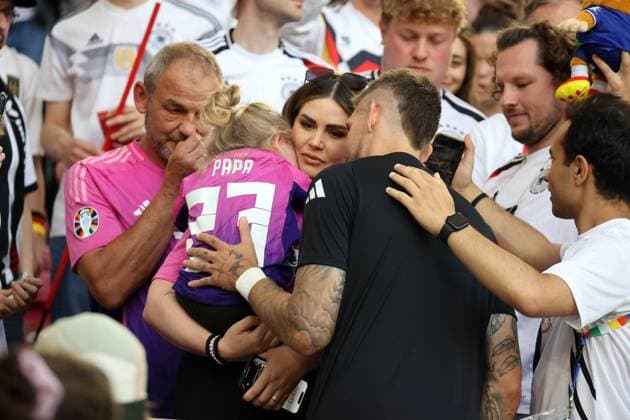 19.06.24 Deutschland - Ungarn Deutschland, Stuttgart, 19.06.2024, Fussball, UEFA EURO, EM, Europameisterschaft,Fussball 2024, Deutschland - Ungarn: Robert Andrich (Deutschland) mit Frau Alicia und Tochter Kind.