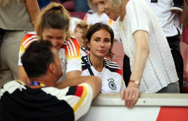 19.06.24 Deutschland - Ungarn Deutschland, Stuttgart, 19.06.2024, Fussball, UEFA EURO, EM, Europameisterschaft,Fussball 2024, Deutschland - Ungarn: Jennifer Frau von Waldemar Anton (Deutschland). *** 19 06 24 Germany Hungary Germany, Stuttgart, 19 06 2024, Football, UEFA Euro 2024, Germany Hungary Jennifer wife of Waldemar Anton Germany