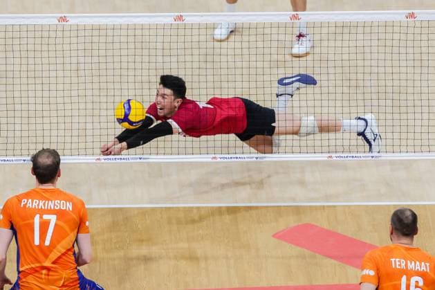 (240622) -- PASAY CITY, June 22, 2024 -- Justin Lui (top) of Canada saves the ball during the match between Canada and the Netherlands at the Men s Volleyball Nations League (VNL) 2024 in Pasay City, the Philippines, on June 22, 2024. ) (SP)THE PHILIPPINES-PASAY CITY-VOLLEYBALL-NATIONS LEAGUE-MEN-CANADA VS NETHERLANDS ROUELLExUMALI 