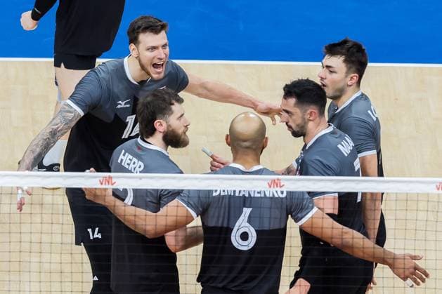 (240622) -- PASAY CITY, June 22, 2024 -- Players of Canada celebrate after scoring during the match between Canada and the Netherlands at the Men s Volleyball Nations League (VNL) 2024 in Pasay City, the Philippines, on June 22, 2024. ) (SP)THE PHILIPPINES-PASAY CITY-VOLLEYBALL-NATIONS LEAGUE-MEN-CANADA VS NETHERLANDS ROUELLExUMALI 