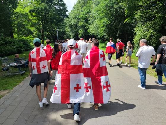 Hamburg, Deutschland, 22.06.2024: Volksparkstadion: Fußball-EM 2024, Gruppe F, Georgien - Tschechien: Georgische Fans auf dem Weg ins Stadion Copyright: xdtsxNachrichtenagenturx dts_41243