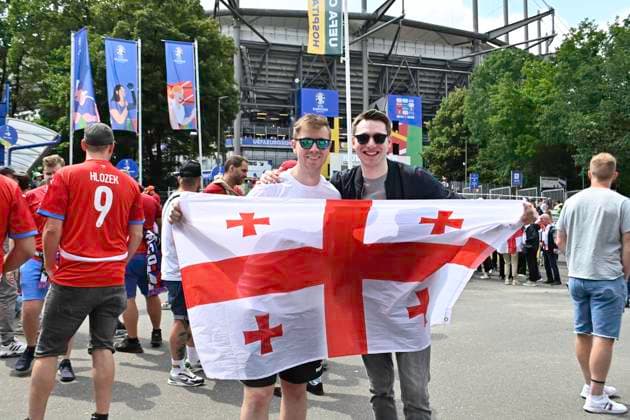 GER, Euro 2024, Group F, Georgien (GEO) vs Tschechien (CZE) 22.06.2024, Volksparkstadion, GER, Euro 2024, Group F, Georgien (GEO) vs Tschechien (CZE) im Bild Feature georgische Fans vor dem Stadion