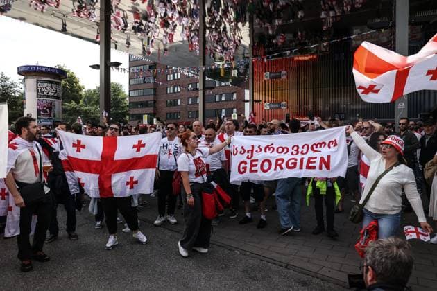 Fussball, UEFA EURO, EM, Europameisterschaft,Fussball 2024 Gruppe F - 2.Spieltag Georgien - Tschechien 22.06.2024, Volksparkstadion Hamburg Georgien Fans mit einem Banner vor dem Spiel an einen Sammelpunkt Hamburg Volksparkstadion Hamburg Hamburg Deutschland