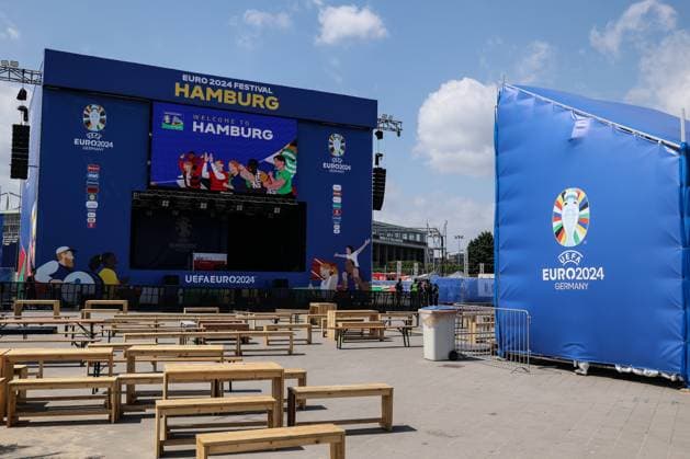 Fussball, UEFA EURO, EM, Europameisterschaft,Fussball 2024 Gruppe F - 2.Spieltag Georgien - Tschechien 22.06.2024, Fan Zone Heiligengeistfeld Monitor in der Fanzone mit den Logos der UEFA EURO 2024 Hamburg Fanzone Heiligengeistfeld Hamburg Deutschland