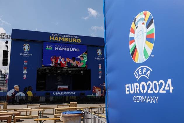 Fussball, UEFA EURO, EM, Europameisterschaft,Fussball 2024 Gruppe F - 2.Spieltag Georgien - Tschechien 22.06.2024, Fan Zone Heiligengeistfeld Monitor in der Fanzone mit den Logos der UEFA EURO 2024 Hamburg Fanzone Heiligengeistfeld Hamburg Deutschland