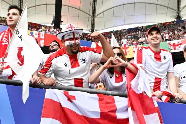 GER, Euro 2024, Group F, Georgien (GEO) vs Tschechien (CZE) 22.06.2024, Volksparkstadion, GER, Euro 2024, Group F, Georgien (GEO) vs Tschechien (CZE) im Bild Feature georgische Fans im Stadion