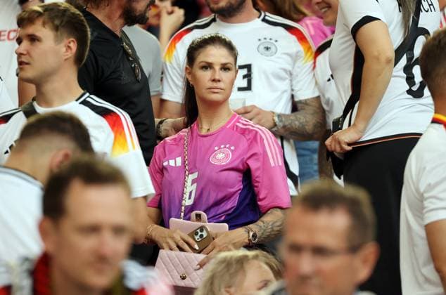 19.06.24 Deutschland - Ungarn Deutschland, Stuttgart, 19.06.2024, Fussball, UEFA EURO, EM, Europameisterschaft,Fussball 2024, Deutschland - Ungarn: Lina Frau von Joshua Kimmich (Deutschland).