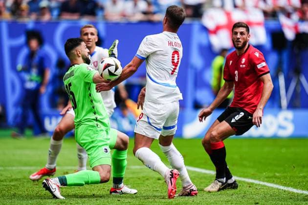 Sport Bilder des Tages Tor zum 0:1 Adam Hlozek (Tschechien, 09), wegen Handspiel nach VAR Entscheidung, Videoschiedsrichter, Videobeweis ABERKANNT GER, Georgien vs. Tschechien, Fussball Europameisterschaft, UEFA EURO, EM, Europameisterschaft,Fussball 2024, Spieltag 2, 22.06.2024 GER, Georgien vs. Tschechien, Fussball Europameisterschaft, UEFA Euro 2024, Spieltag 2, 22.06.2024 Hamburg Copyright: xEibner-Pressefoto MarcelxvonxFehrnx EP_MFN