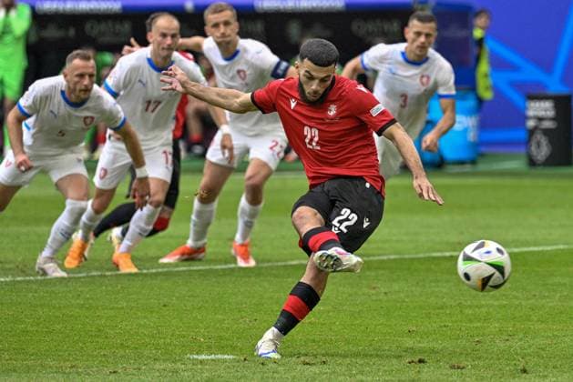 Bilder des Jahres 2024, Sport 06 Juni Sport Themen der Woche KW25 Sport Bilder des Tages Georges Mikautadze (GEO) scores from the penalty kick (1:0) during the Group F match of the European Football Championship: Georgia vs Czechia, in Hamburg, Germany, on June 22, 2024. (CTKxPhoto VitxSimanek) CTKPhotoP2024062203795  CTKPhotoP2024062203795