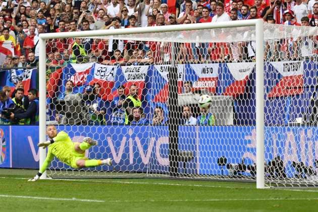 GER, Euro 2024, Group F, Georgien (GEO) vs Tschechien (CZE) 22.06.2024, Volksparkstadion, GER, Euro 2024, Group F, Georgien (GEO) vs Tschechien (CZE) im Bild Georges Mikautadze (GEO 22) schiesst das Tor zum 1-0 fuer Georgien per Elfmeter vorbei an Torhueter Jindrich Stanek (CZE)