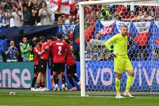 GER, Euro 2024, Group F, Georgien (GEO) vs Tschechien (CZE) 22.06.2024, Volksparkstadion, GER, Euro 2024, Group F, Georgien (GEO) vs Tschechien (CZE) im Bild Georges Mikautadze (GEO 22) schiesst das Tor zum 1-0 fuer Georgien per Elfmeter vorbei an Torhueter Jindrich Stanek (CZE) und jubelt mit der Mannschaft